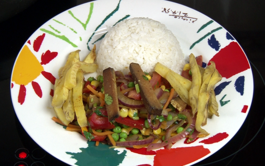 Tofu ahumado saltado (Lomo saltado vegan)