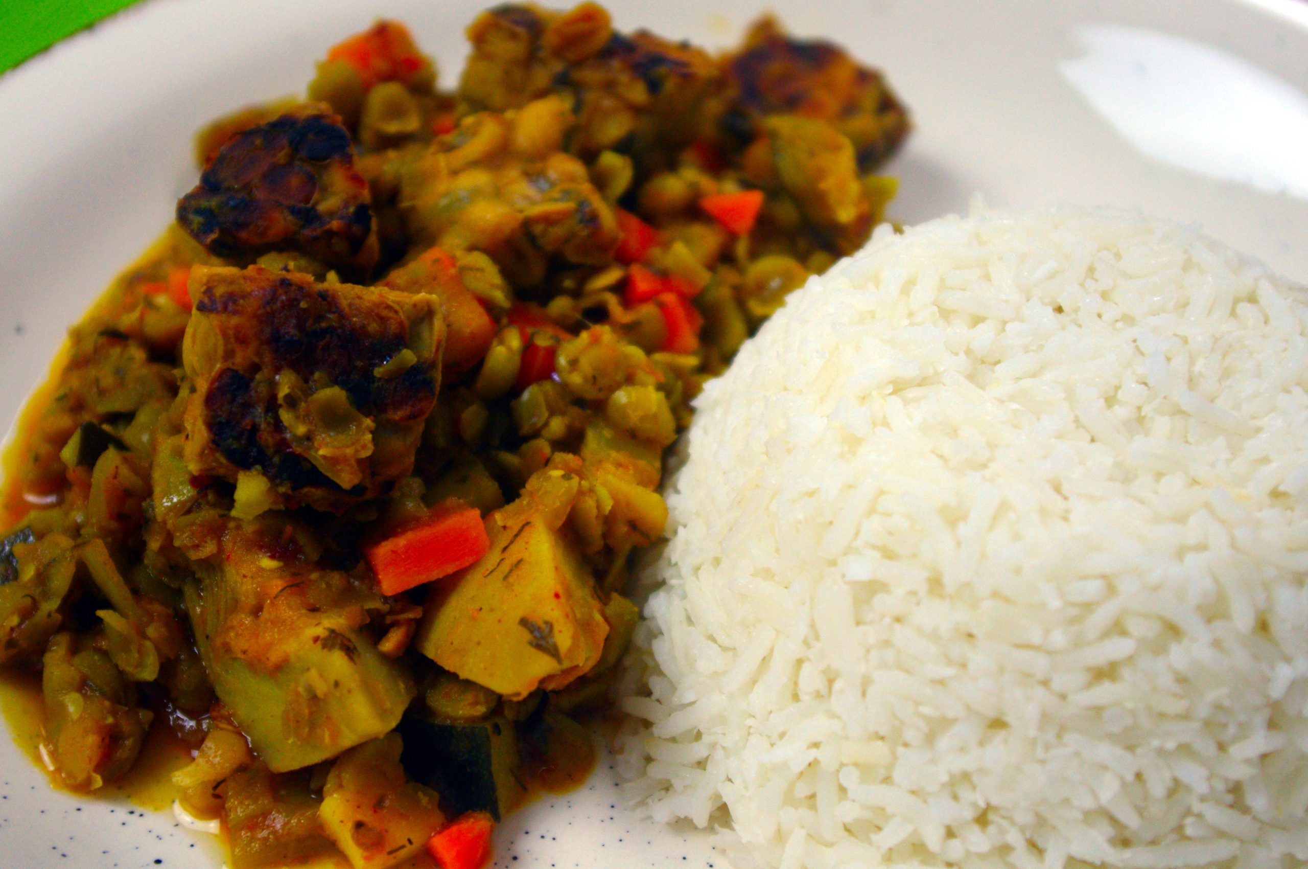 Guiso de arveja o guisantes partidas con tempeh