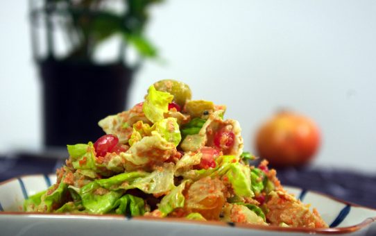 Ensalada de verduras y frutas con salsa de tofu y anacardos