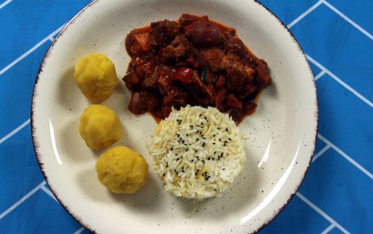 Curry rojo a lo peruano vegano