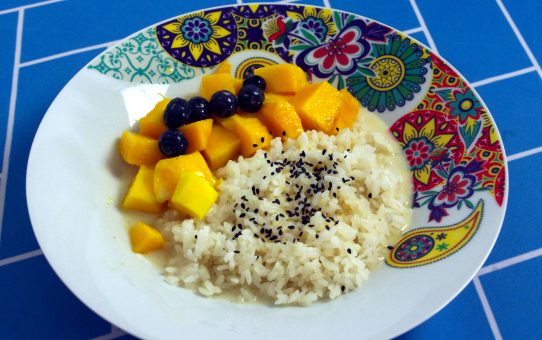 Arroz glutinoso con leche de coco y mango